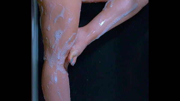 College Babe’s Soapy Shower: Big Ass Bouncing & Bubbles