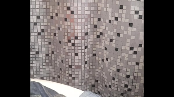 Mi novia me hace venir en el baño con una mamada que le doy