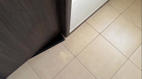 Me aprovecho que mi tonto hermanastro no esta en casa paras cogerme muy duro a su novia y venirmele adentro.