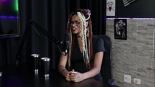 Faz artes com a buceta, começando com performance na cracolândia, assumiu a bissexualidade e foi na pandemia que começou – Naomi Campos (SHEER/RED)