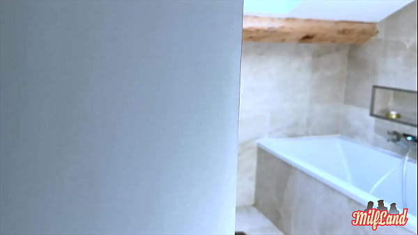Milena, milf coquine, veut une double pénétration