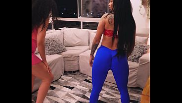 Mis vecinas de piso son unas bisexuales cachondas, me dejan follarlas si las ayudo a ejercitarse, Ft Nathalia Fox