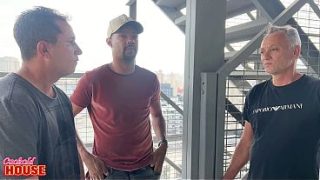 Gordinha ninfomaníaca libera geral – e faz DP – numa orgia com amigos do marido velho e corno
