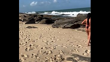 HOTWIFE NOVINHA GOSTOSA MORENA TEEN YOUNG GIRLFRIEND BRAZILIAN LATINA CASADA COM O MARIDO CORNO AMADOR CUCKOLD DANDO NA PRAIA PRO SALVA VIDAS